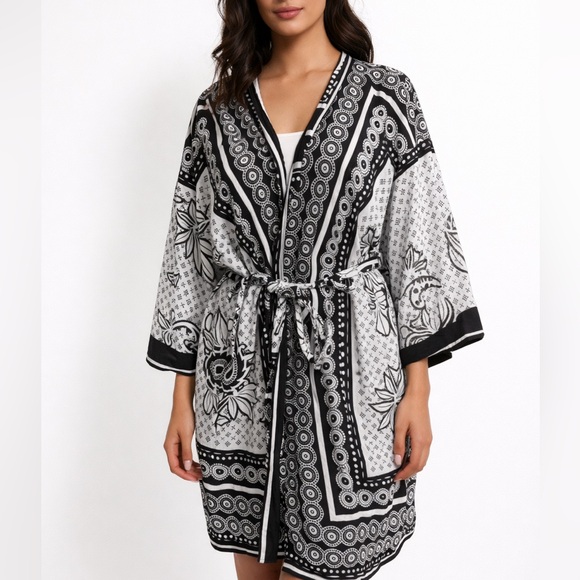 Max Cous Black and White Patterned Kimono Robe Size M/L